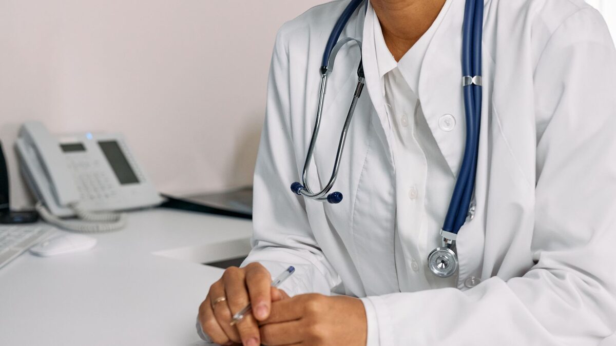 Stéthoscope posé sur une table claire, instrument par lequel un souffle au coeur est entendu