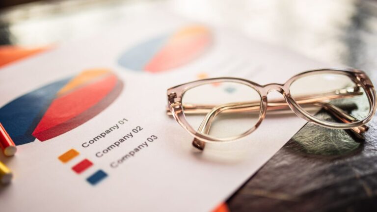 Paire de lunettes posée sur un document papier, comme une ordonnance de lunettes dont la validité se vérifie