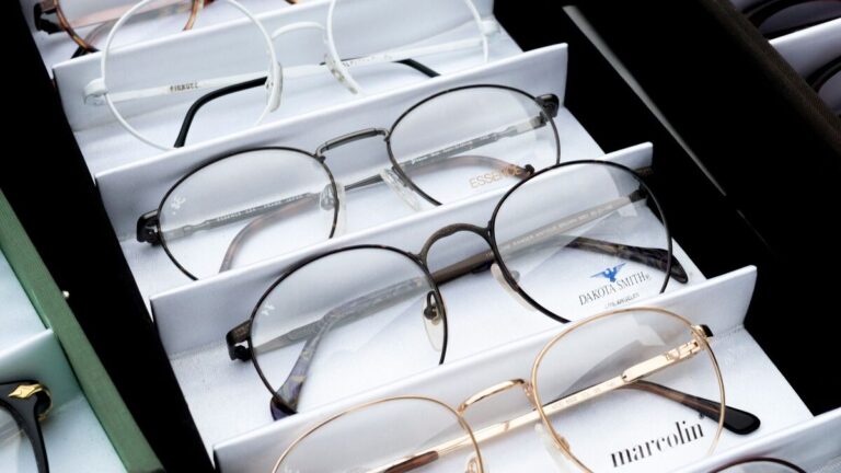 Montures de lunettes alignées dans la vitrine d'un opticien, celles qu'un essai de lunettes en ligne ne permet pas de poser sur le nez