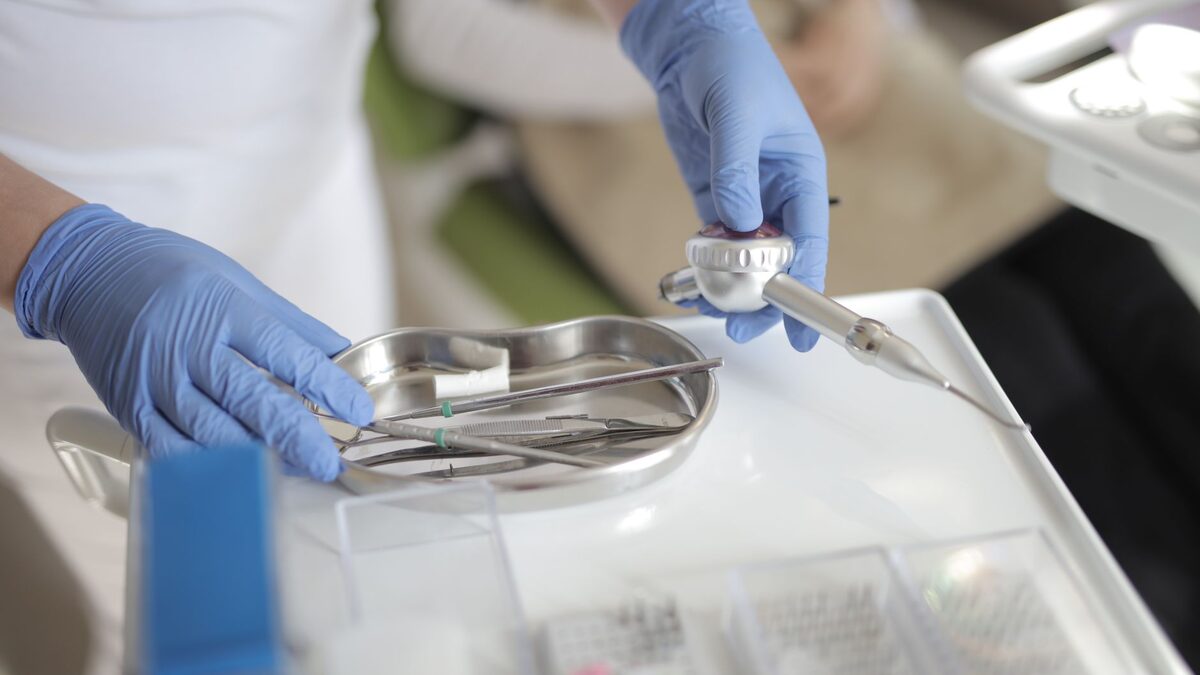 Plateau d'instruments de soins dentaires, matériel utilisé pour poser une couronne dentaire
