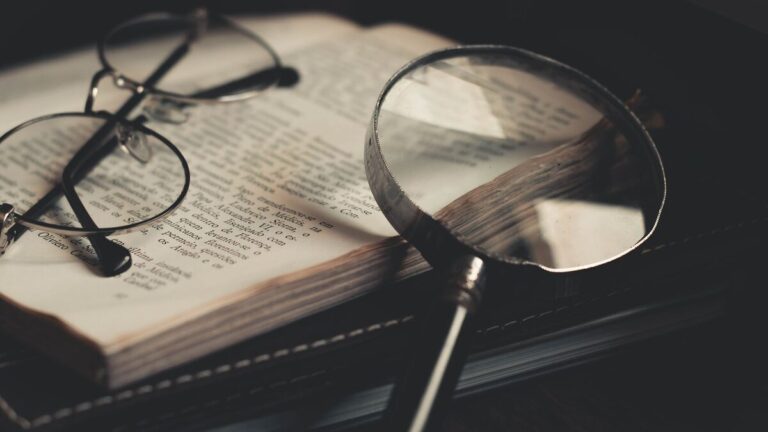Lunettes posées sur un livre ouvert, situation où les verres progressifs montrent leur zone de lecture